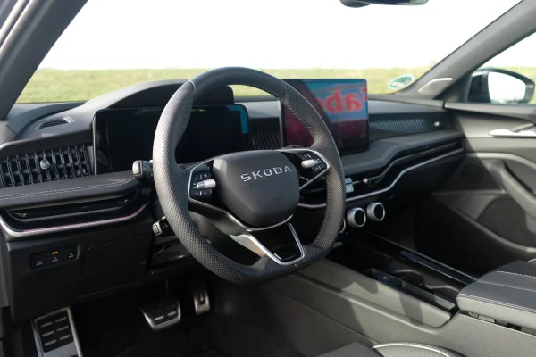 Foto 20 van fotogallerij Skoda Superb Combi 1.5TSi PHEV Sportline uit 2025