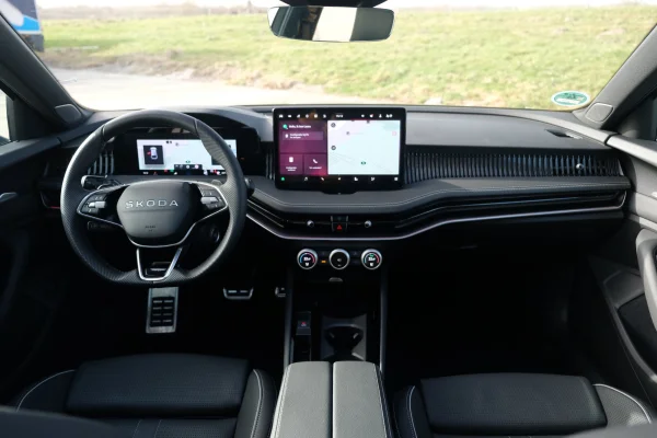 Foto 35 van fotogallerij Skoda Superb Combi 1.5TSi PHEV Sportline uit 2025