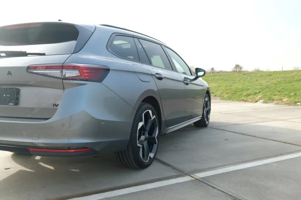 Foto 46 van fotogallerij Skoda Superb Combi 1.5TSi PHEV Sportline uit 2025