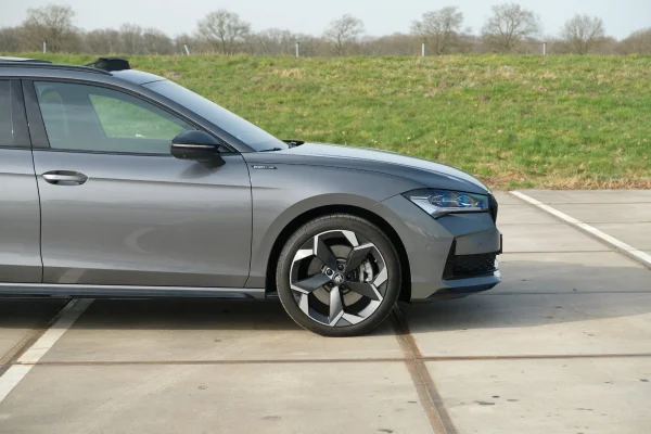 Foto 47 van fotogallerij Skoda Superb Combi 1.5TSi PHEV Sportline uit 2025