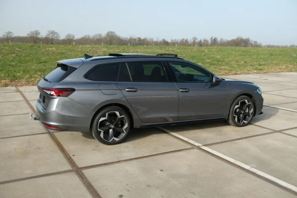 Foto 45 van fotogallerij Skoda Superb Combi 1.5TSi PHEV Sportline uit 2025