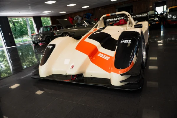 Foto 10 van fotogallerij Radical SR8 V8 uit 2008