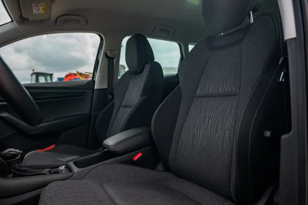 Foto 12 van fotogallerij Skoda Karoq 1.5TSI DSG7 uit 2022
