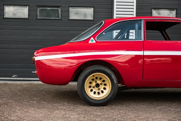 Foto 6 van fotogallerij Alfa Romeo Giulia Sprint GTA hommage uit 1970