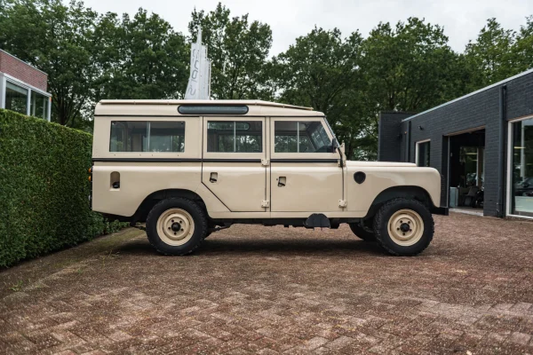 Foto 3 van fotogallerij Land Rover Series 3 uit 1987