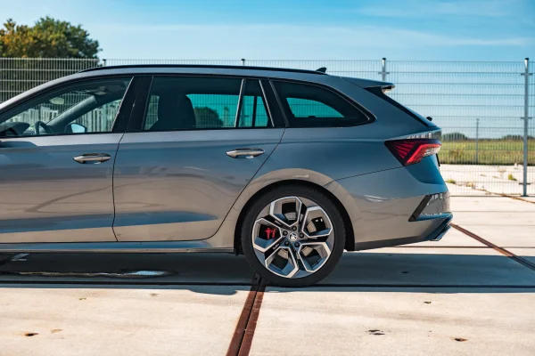 Foto 6 van fotogallerij Skoda Octavia Combi 2.0TSi 245PK RS uit 2023
