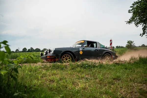achtergrondafbeelding voor occasion Porsche 911 3.0 Rally uit 1976