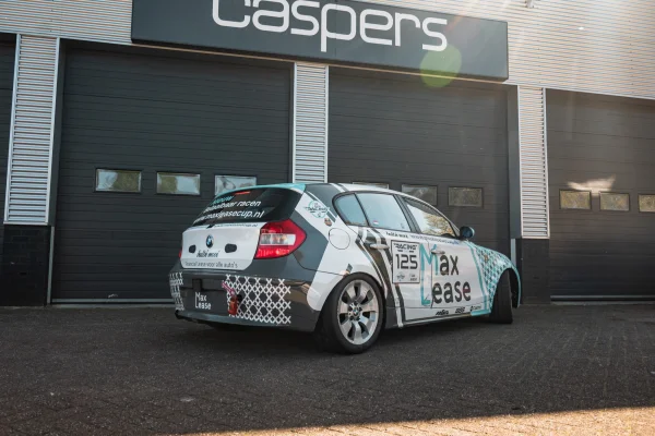 achtergrondafbeelding voor occasion BMW 120i Cup Maxlease raceauto uit 2004