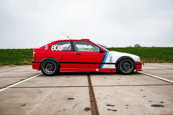 achtergrondafbeelding voor occasion BMW E36 330i Compact uit 1995