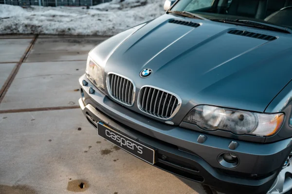 achtergrondafbeelding voor occasion BMW X5 4.4i V8 uit 2001