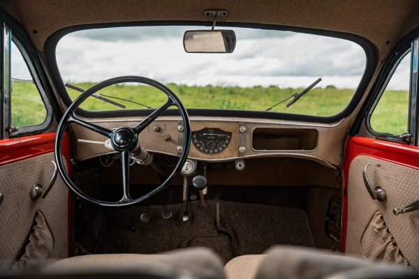 achtergrondafbeelding voor occasion Renault Juvaquatre uit 1947