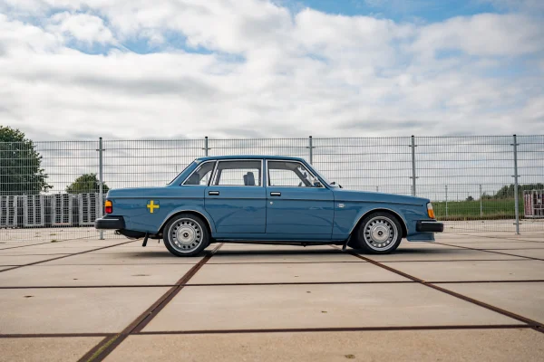 achtergrondafbeelding voor occasion Volvo 244 Restomod 2.3 Turbo uit 1978