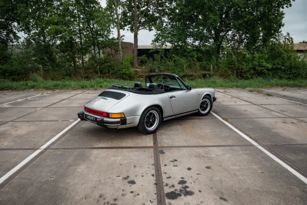 achtergrondafbeelding voor occasion Porsche 911 3.0 SC Cabrio uit 1983