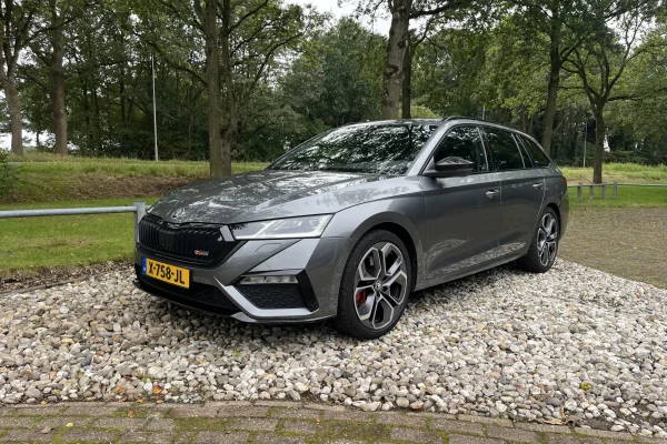 Afbeelding bij het verhaal over deze Skoda Octavia Combi 2.0TSi 245PK RS uit 2023