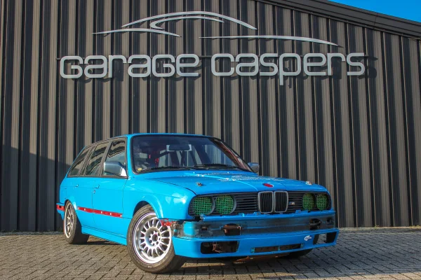 achtergrondafbeelding voor occasion BMW e30 325i Touring driftauto/trackday uit 1990