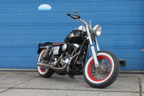 achtergrondafbeelding voor occasion Harley Davidson Bobber Softail uit 2000