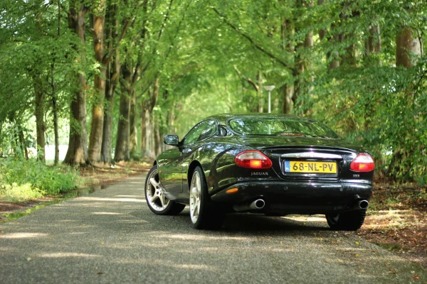 achtergrondafbeelding voor occasion Jaguar XKR 4.0 V8 Coupé uit 2000