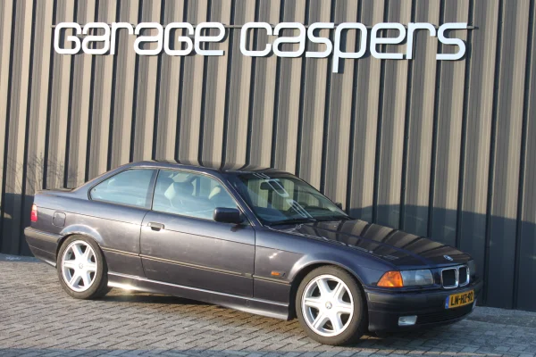 achtergrondafbeelding voor occasion BMW E36 3 serie Coupe 328i Executieve uit 1995