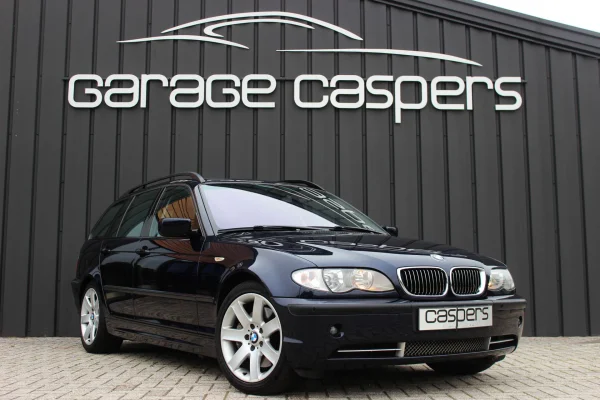 achtergrondafbeelding voor occasion BMW 330i Touring LCI uit 2002