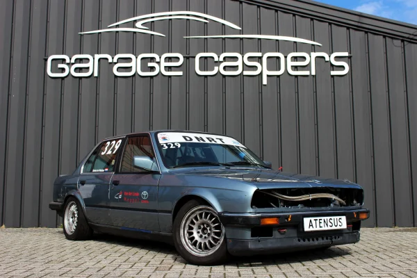 achtergrondafbeelding voor occasion BMW e30 Trackday auto uit 1990
