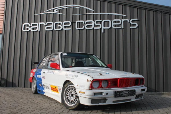 achtergrondafbeelding voor occasion BMW e30 coupe 325i uit 1992