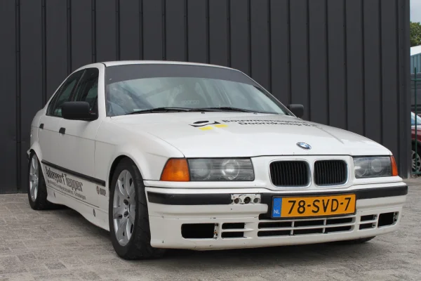 achtergrondafbeelding voor occasion BMW E36 325i sedan uit 1991