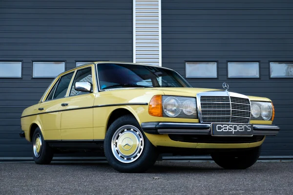 achtergrondafbeelding voor occasion Mercedes-Benz W123 200 uit 1980