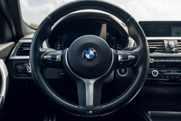 achtergrondafbeelding voor occasion BMW 318i Touring M Sport uit 2019