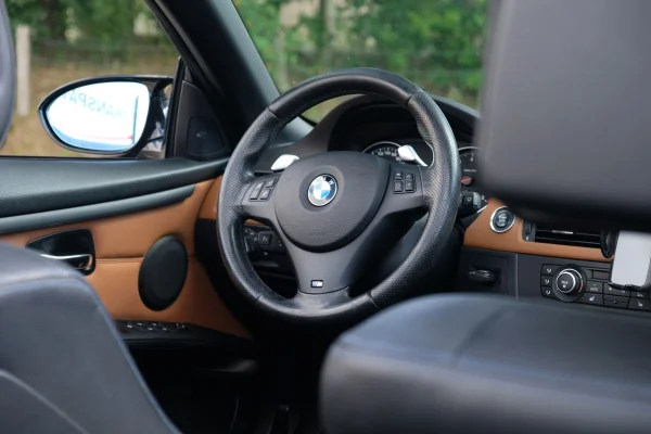 achtergrondafbeelding voor occasion BMW 325i Cabrio High Executive uit 2010