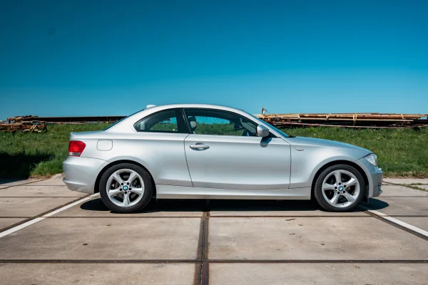 achtergrondafbeelding voor occasion BMW 125i Coupé High Executive uit 2010