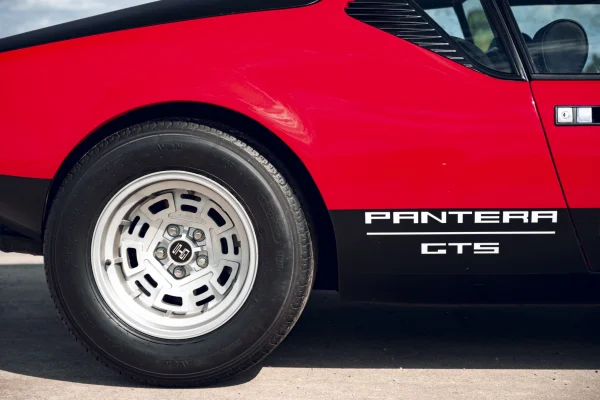 achtergrondafbeelding voor occasion De Tomaso Pantera GTS uit 1971