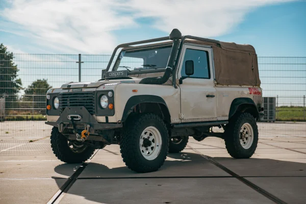 Afbeelding bij het verhaal over deze Land Rover Defender 90 uit 1999