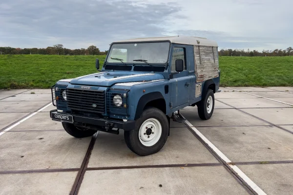 Afbeelding bij het verhaal over deze Land Rover Defender 110 uit 1997