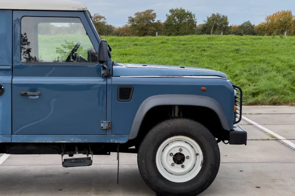 achtergrondafbeelding voor occasion Land Rover Defender 110 Commercial uit 1997
