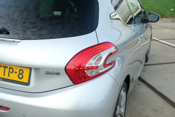 achtergrondafbeelding voor occasion Peugeot 208 1.6VTi Ice Velvet uit 2012