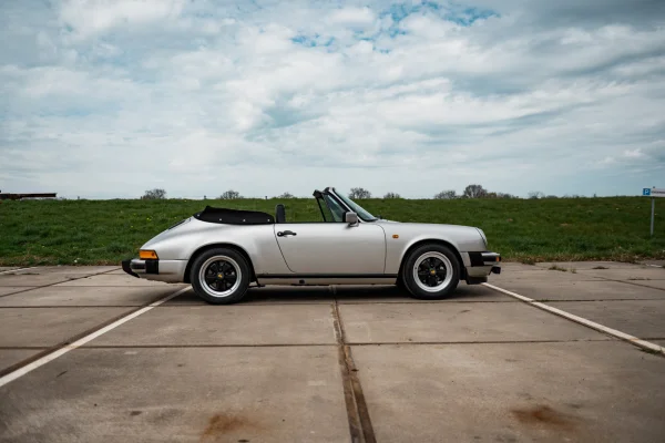 achtergrondafbeelding voor occasion Porsche 911 3.0 SC Cabrio uit 1983