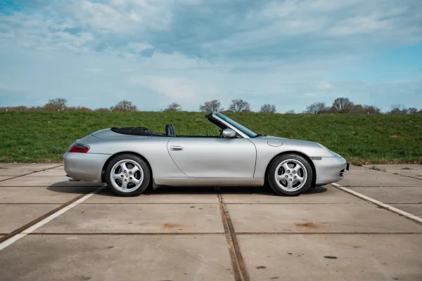 achtergrondafbeelding voor occasion Porsche 911 Cabrio 3.4 Carrera uit 2000