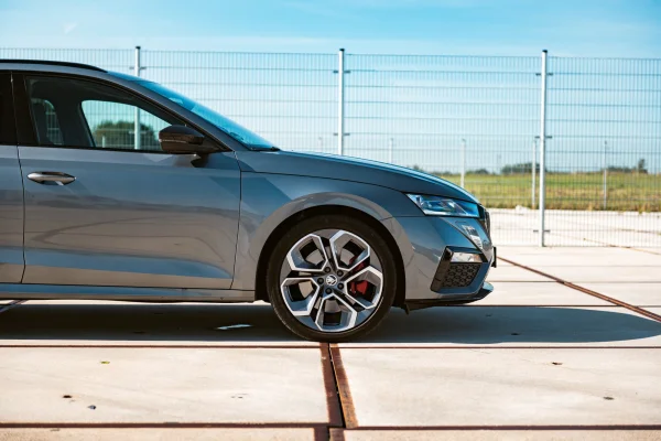 achtergrondafbeelding voor occasion Skoda Octavia Combi 2.0TSi 245PK RS uit 2023