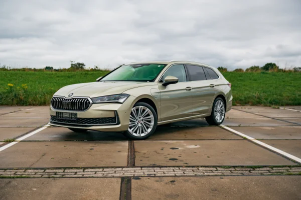 Afbeelding bij het verhaal over deze Skoda Superb Combi Plug-in Hybrid uit 2024