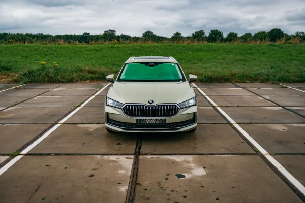 achtergrondafbeelding voor occasion Skoda Superb Combi Plug-in Hybrid Laurent & Klement uit 2024
