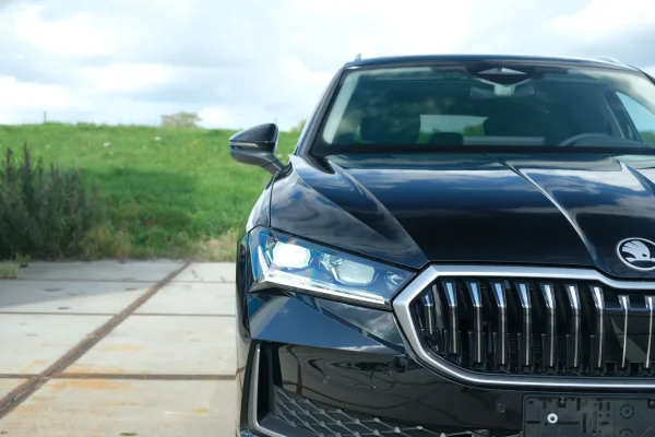 achtergrondafbeelding voor occasion Skoda Superb Combi Plug-in Hybrid Laurin & Klement uit 2024