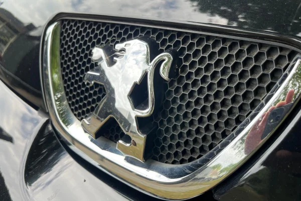 achtergrondafbeelding voor occasion Peugeot 107 1.0 12V Black & Silver uit 2012