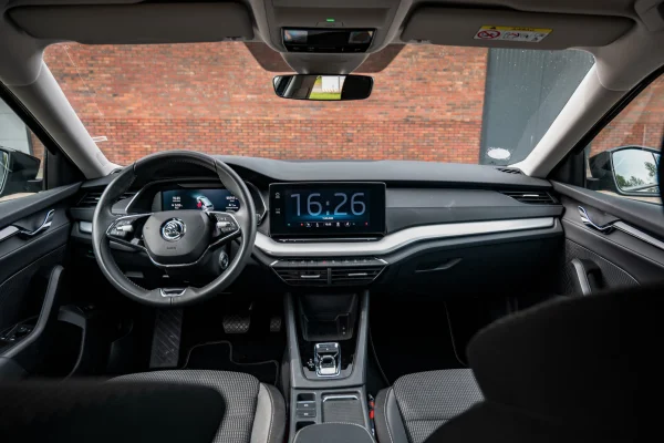 achtergrondafbeelding voor occasion Skoda Octavia Combi 1.0 e-TSI Business Edition uit 2023
