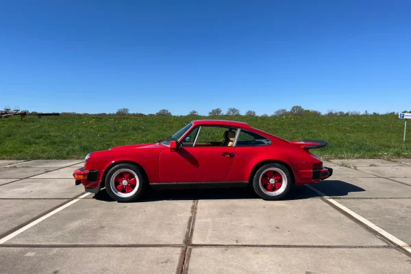 achtergrondafbeelding voor occasion Porsche 911 Carrera 2.7 uit 1978